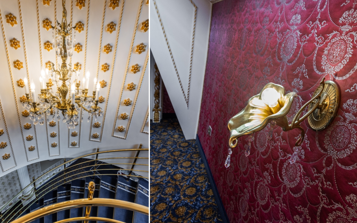 Mosadzný luster s krištáľovými ověsmi.