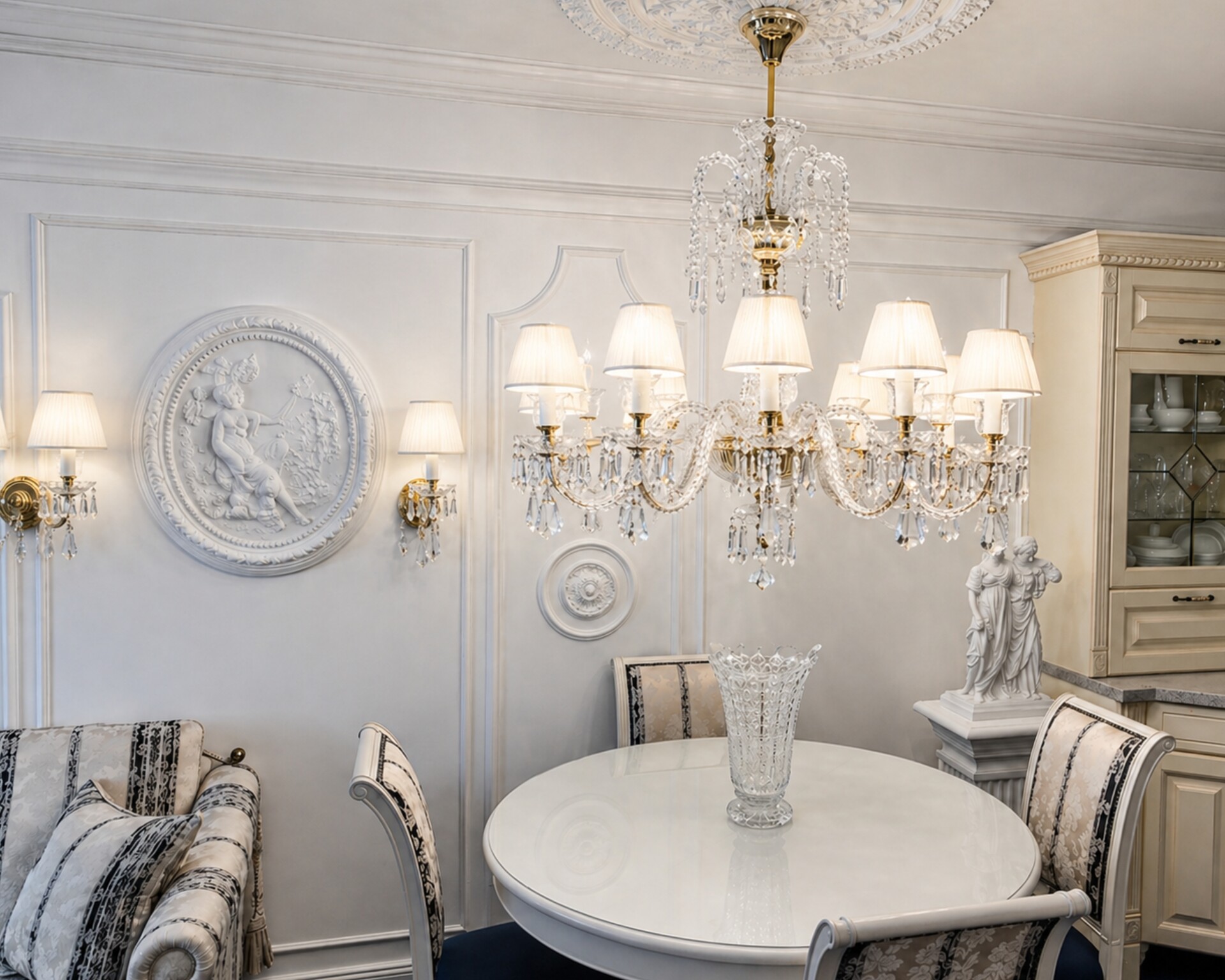 Veľký závesný luster v štýle Baccarat s dvanástimi žiarovkami — 