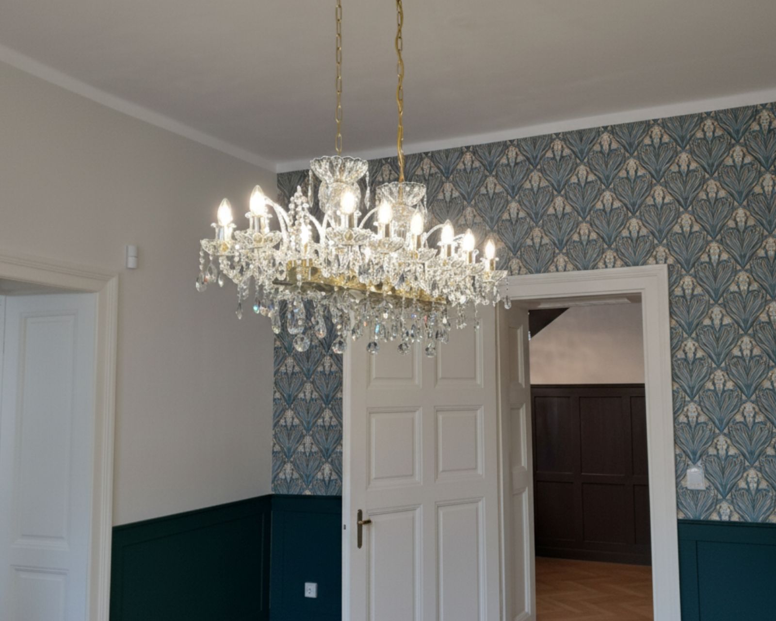 krištálový luster nad stol