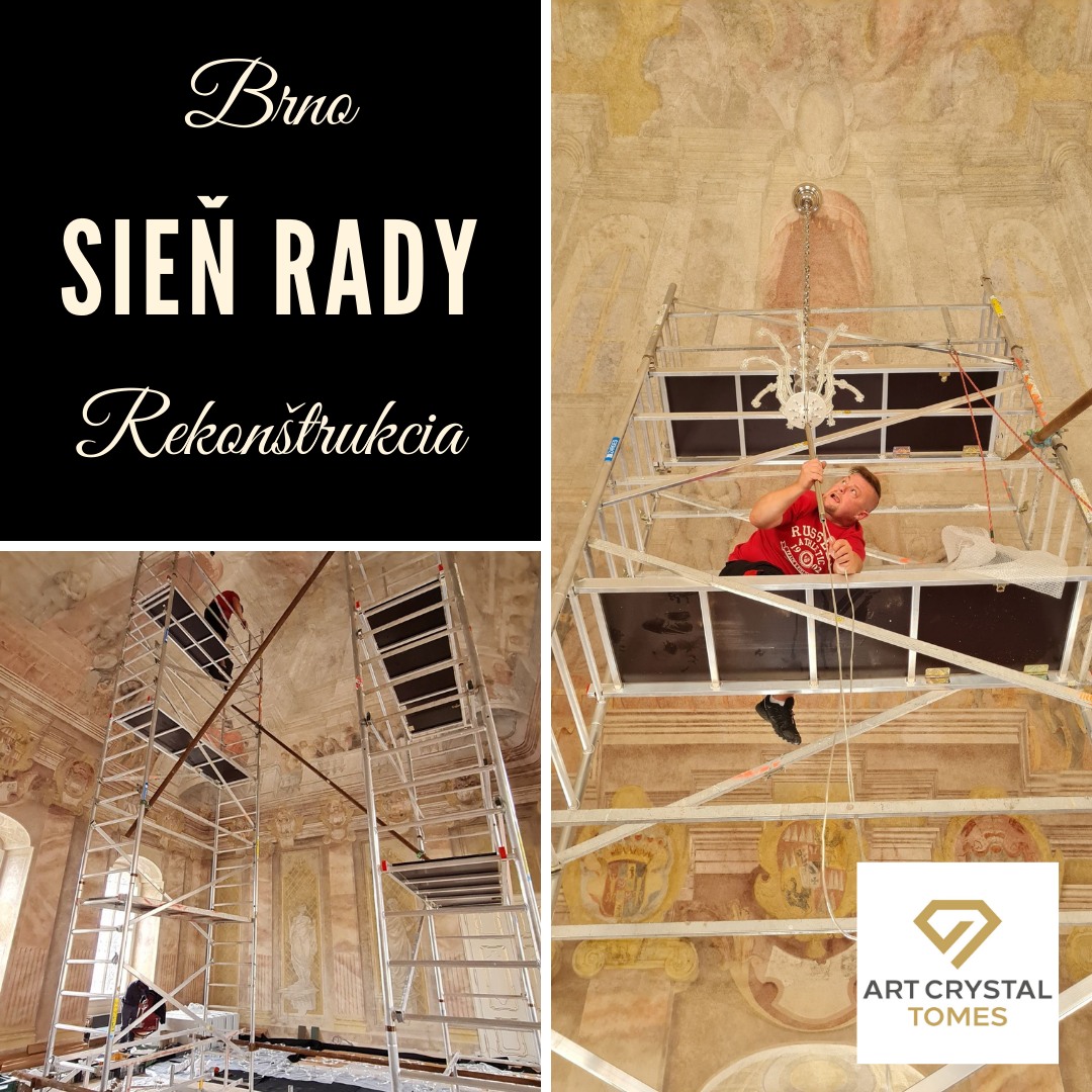 Zasadacia sála radnice Brno s krištáľovým lustrom