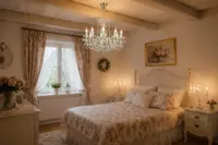 Krištáľový luster v romantickej svetlej spálni