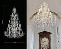Monumentálny trojposchodový krištáľový luster s rozmermi 230×152 cm a jeho inštalácia v kostole nad oltárom s freskou