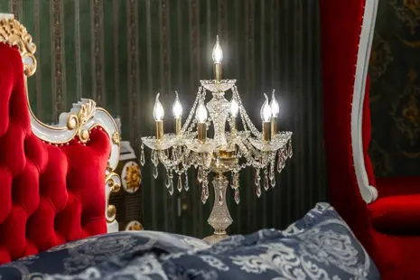 Interiér v štýle zámku s krištáľovými lustrami ArtCrystal Tomeš (video)