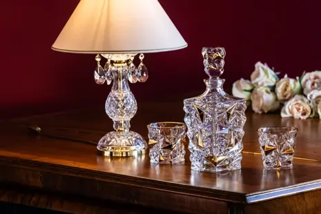 Brúsené poháre na víno, sekt a rum: elegancia pre každý stôl